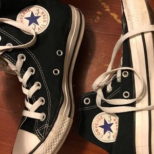 Black high top converse size 7 in women’s 5 in men